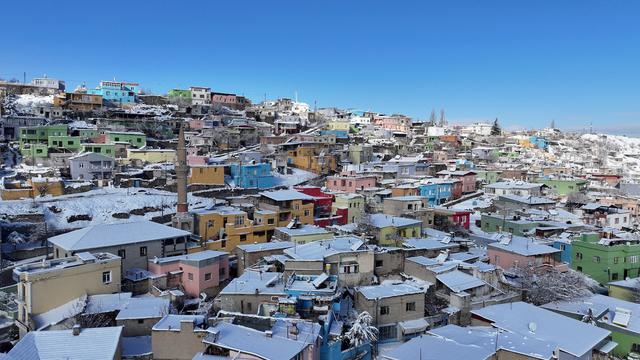 Kayseri'nin "renkli evler"i beyaz örtüyle kaplandı