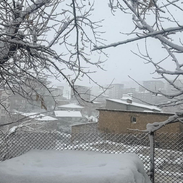 Hakkari'de kar ve fırtına etkisini sürdürüyor