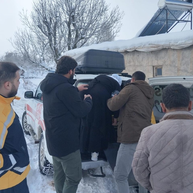 Yolu kapanan köyde iç kanama geçiren kadın, ekipler tarafından hastaneye ul...