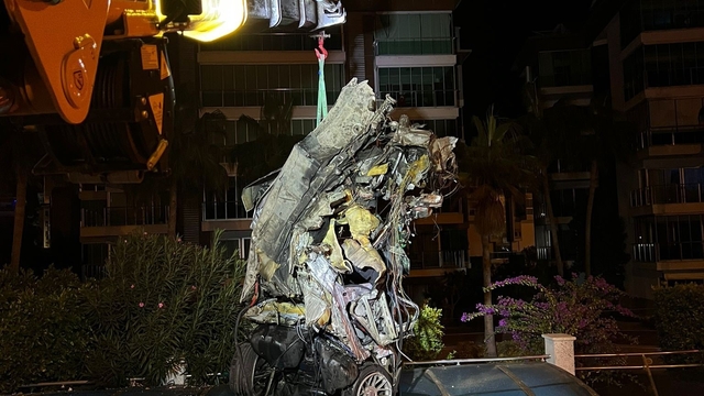 Lüks otomobil alt geçide çarptı, sürücü hayatını kaybetti
Alanya'da feci kaza