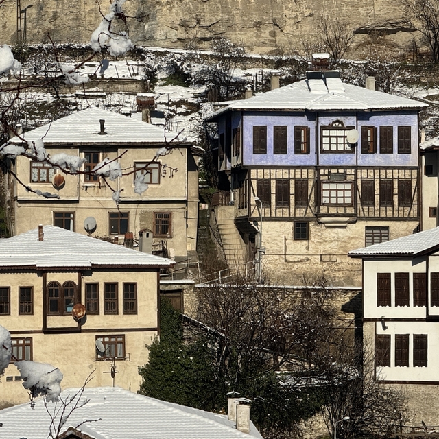 Osmanlı'nın parmak izi Safranbolu kar manzaralarıyla mest etti
Güneşin yüzü...