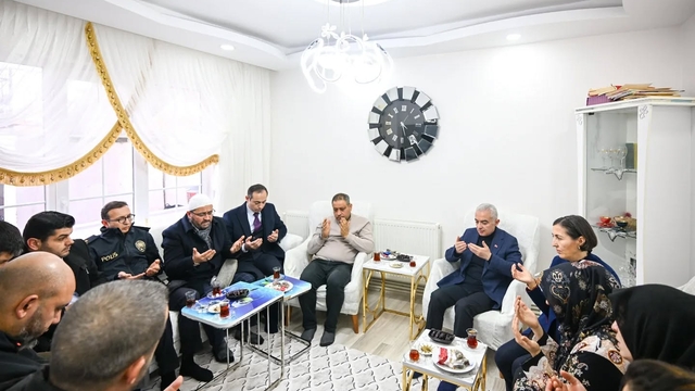 Kırklareli Valisi Turan, silahlı kavgada hayatını kaybeden Rümeysa Sanpur'un ailesini ziyaret etti