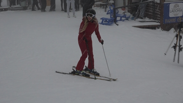 Uludağ'a haftasonu akını
Kar kalınlığı 25 santimetreye ulaştı, pistler günübirlikçilerle doldu taştı
Pistlere akın eden günübirlikçiler, kiraladıkları kızaklarla eğlendi
Beklenen kar yağışının ardından pistlerdeki acemiler de eğitimler için harekete geçti
Kızakla kaymak isterken yüzü koyun kapaklanan kadın gülümsetti