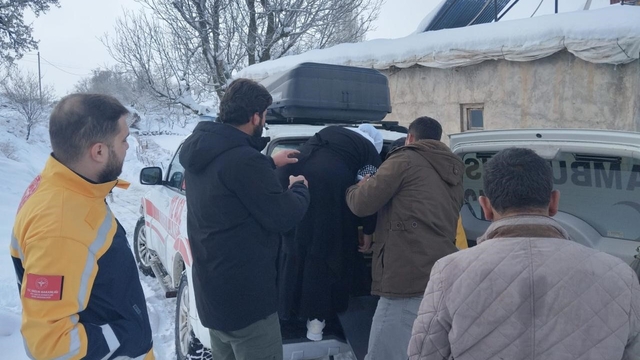 Siirt'te iç kanama geçiren hasta, ekiplerin yolu açmasıyla hastaneye yetiştirildi