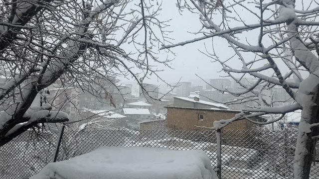 Hakkari'de kar ve fırtına etkisini sürdürüyor