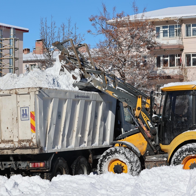 Doğu'da 2 bin 326 yerleşim biriminin yolu kapandı (2)