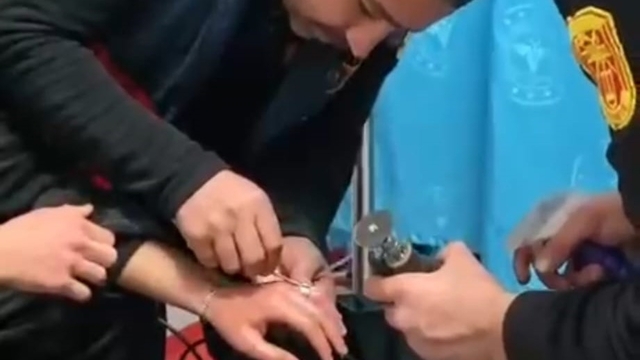 Batman'da parmağına yüzük sıkışan gencin imdadına itfaiye yetişti