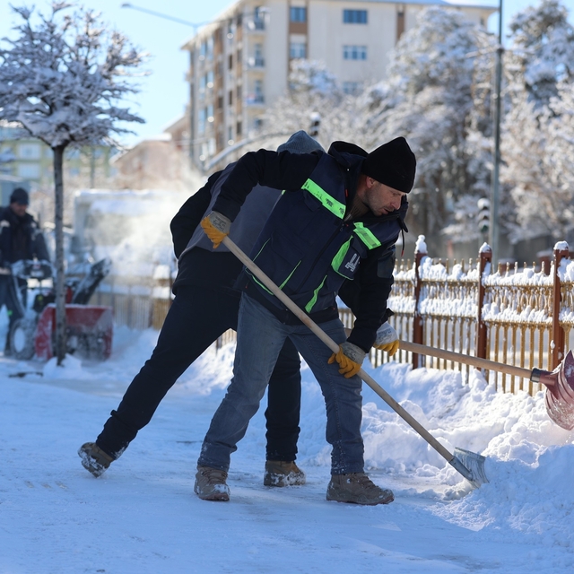Büyükşehir'in kar timleri işbaşında