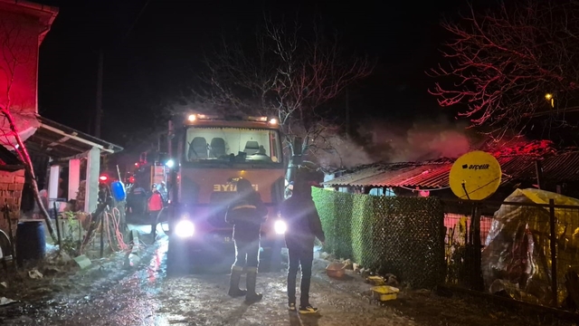 Bigadiç'te ev yangını: 1 ölü
