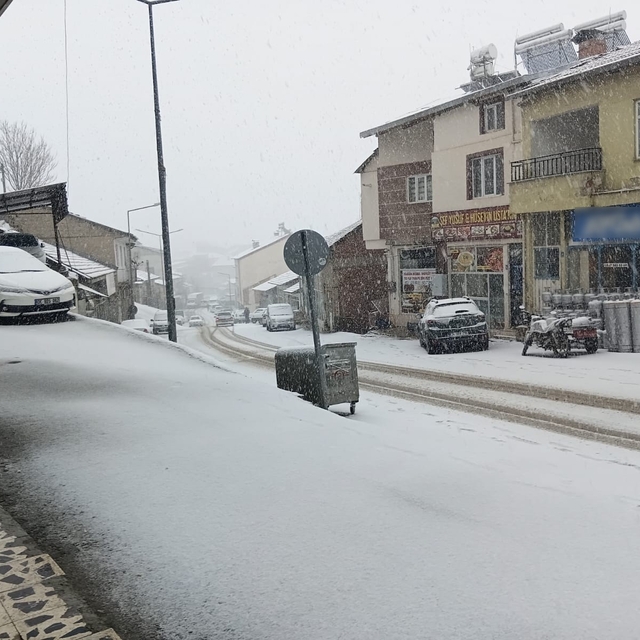 Çelikhan beyaza büründü