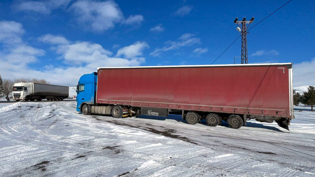 Ardahan'da ağır tonajlı araçlara kapatılan kara yollarında ulaşım normale döndü
