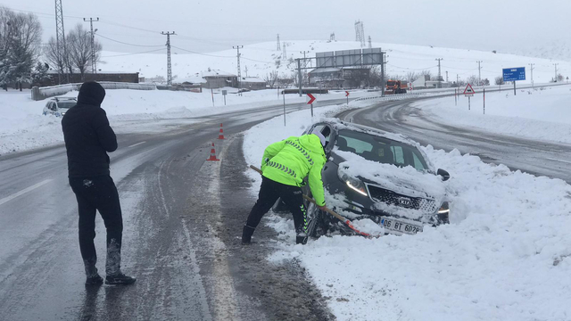 Bitlis'te kar nedeniyle 290 köy yolu ulaşıma kapandı (2)