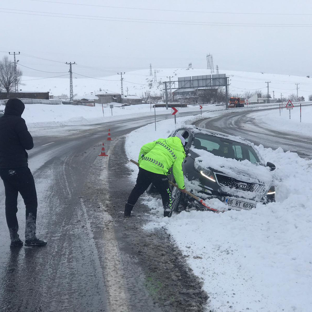 Bitlis'te kar nedeniyle 290 köy yolu ulaşıma kapandı (2)