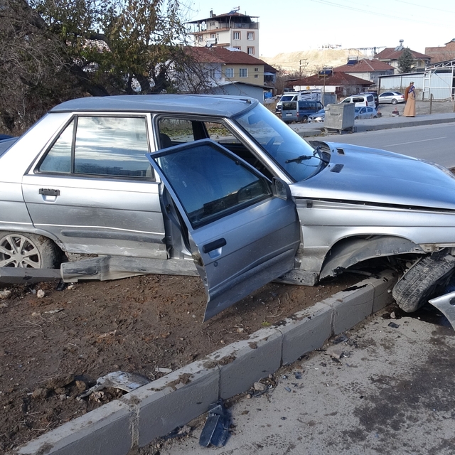 Malatya'da temizlik aracı ile çarpışan araç refüje çıktı