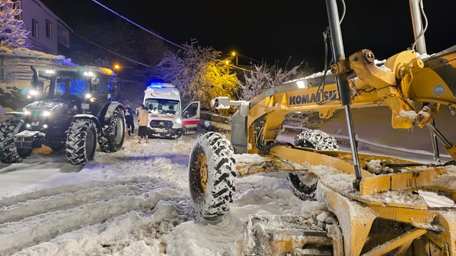 Bingöl'de hasta almaya giderken karda mahsur kalan ambulans kurtarıldı