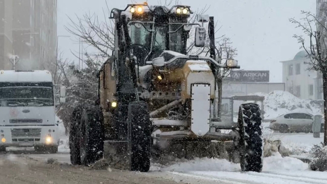 Elazığ'da karla mücadele çalışmaları sürüyor