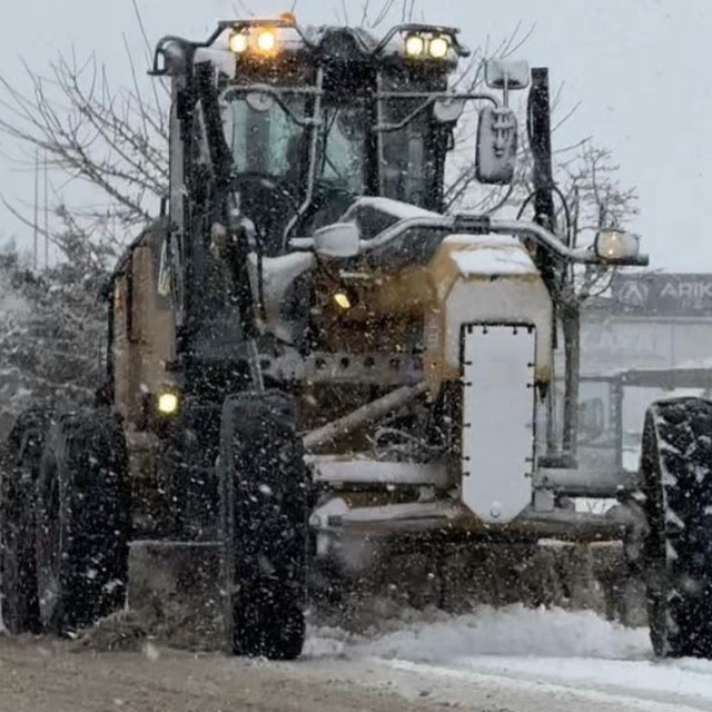 Elazığ'da karla mücadele çalışmaları sürüyor