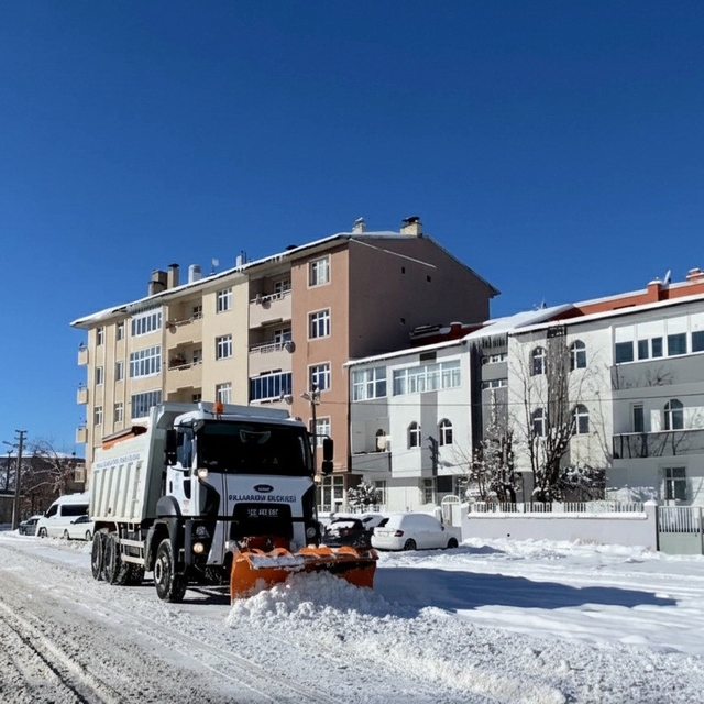 Palandöken Belediyesi karla mücadelede sahada