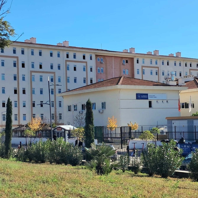 Tartıştığı 3 kişi tarafından bıçaklanan üniversite öğrencisi yaralandı