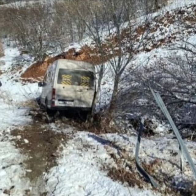 Taraftarları taşıyan minibüs şarampole kaydı