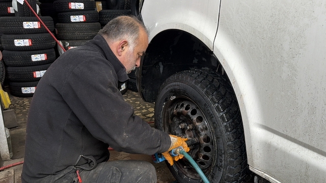Kar yağdı, kış lastiği telaşı başladı
Lastik servislerinde yoğun mesai: Ustalar talebe yetişmekte güçlük çekiyor