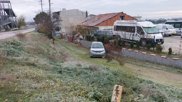 Balıkesir'de otomobil şarampole uçtu; 1 yaralı
