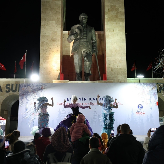 Didim Cumhuriyet Kent Meydanı'nda yılbaşı coşkusu her akşam devam ediyor