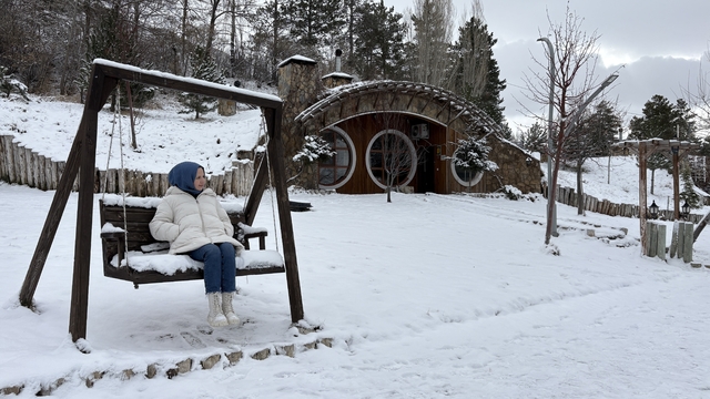 Sivas'ın 'Hobbit Evleri'nde kış manzarası