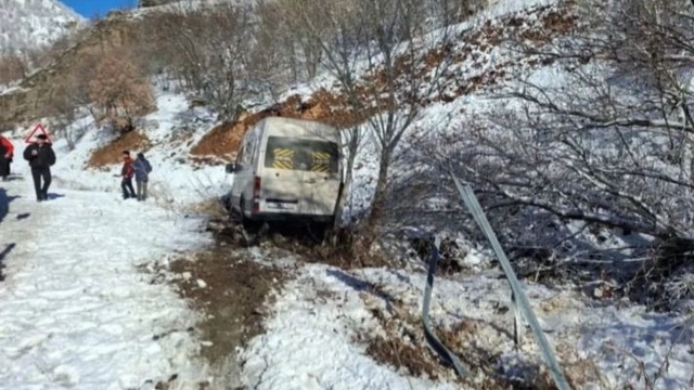 Taraftarları taşıyan minibüs şarampole kaydı