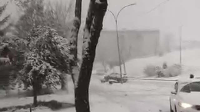 Karlı yolda kontrolden çıkan otomobilin kaza anı kamerada