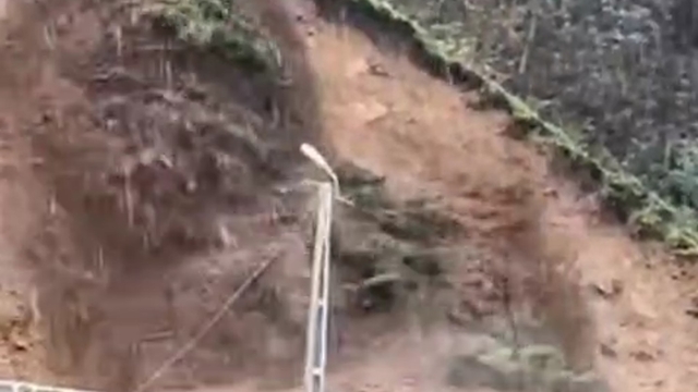 Rize'de yağmur heyelana yol açtı
Heyelan cep telefonu kamerasına yansıdı