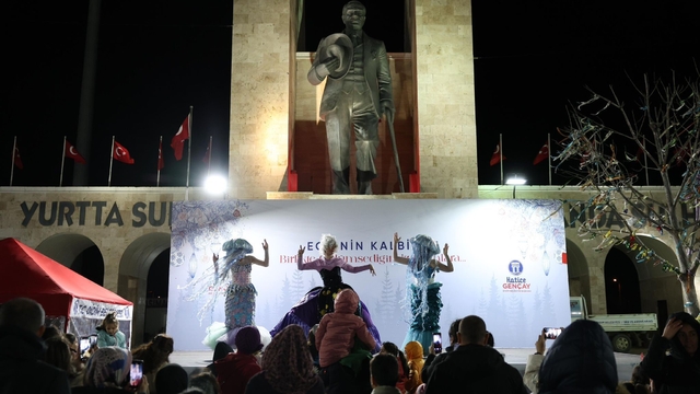 Didim Cumhuriyet Kent Meydanı'nda yılbaşı coşkusu her akşam devam ediyor