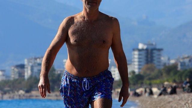 Türkiye karla mücadele ederken Antalya'da deniz sefası
9 derecelik havada 20 derecelik deniz suyuyla ısındılar