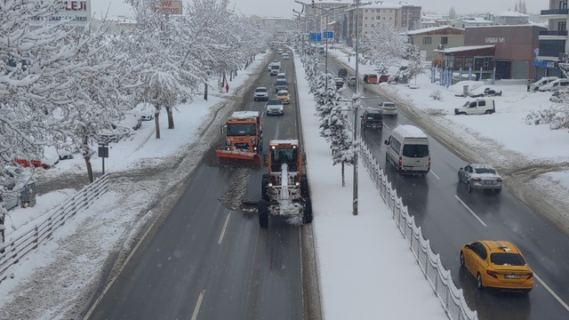 Van'da kar yağışı hayatı olumsuz etkiliyor