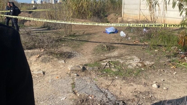 Adana'da yol kenarında kadın cesedi bulundu