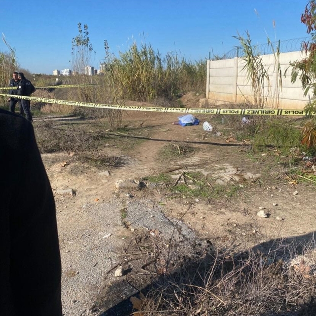 Adana'da yol kenarında kadın cesedi bulundu