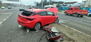 Karşı yöne geçen otomobil, kırmızı ışıkta bekleyen araçlara çarptı