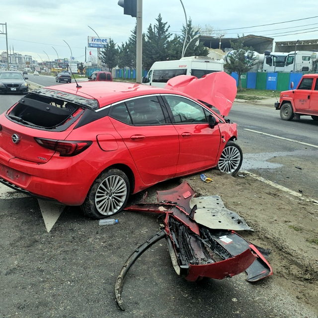 Karşı yöne geçen otomobil, kırmızı ışıkta bekleyen araçlara çarptı