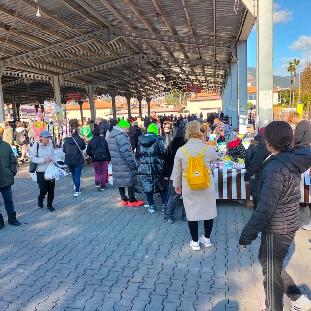 Köyceğiz'de yılbaşı pazarı kuruldu