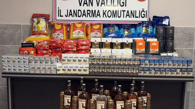 Van'da gümrük kaçağı sigara, alkollü içki ve gıda ürünleri ele geçirildi