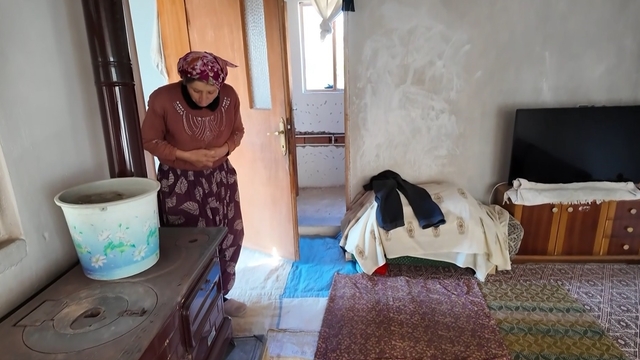 Yokluk içinde yaşadığı evde yapılan düzenlemeler Keziban teyzenin yüzünü güldürdü
Zor şartlarda yaşayan Keziban teyzenin evinde banyo, tuvalet ve mutfak yeniden yapıldı