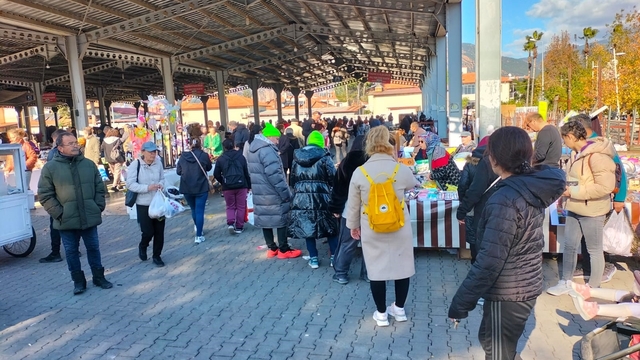 Köyceğiz'de yılbaşı pazarı kuruldu