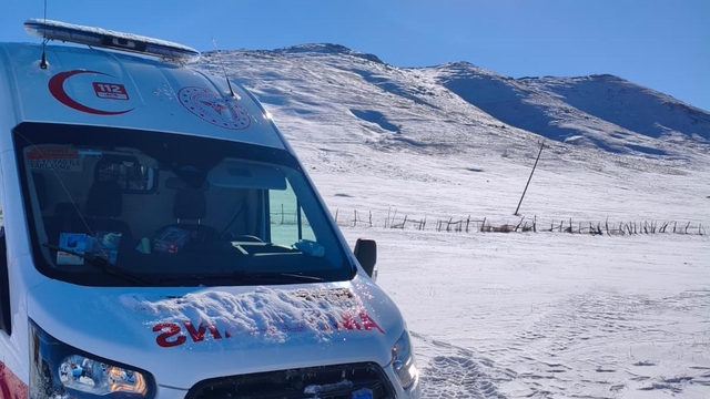 Sağlık ekipleri, köyde rahatsızlanan hamile kadına iş makinesinin yolu açmasıyla ulaştı