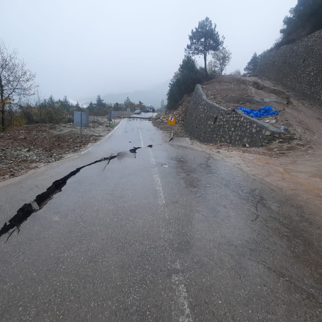 Cide-Bartın kara yolu, heyelan nedeniyle ulaşıma kapatıldı
