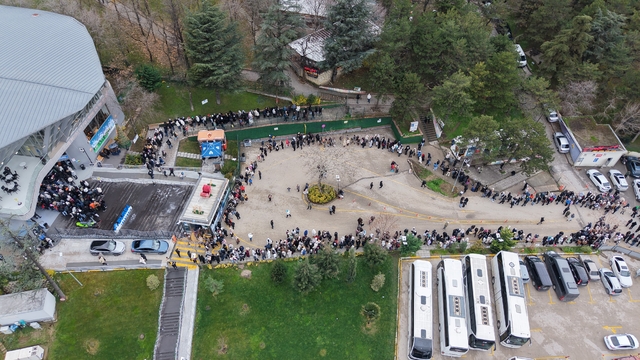 Yüzlerce metre kuyruk, herkes aynı şeyi istiyor
Akın akın Uludağ'a geliyorlar, yüzlerce metre teleferik kuyruğu havadan görüntülendi
Zirveye çıkmak isteyen tatilciler saatlerce kuyrukta bekledi
Hafta sonunu Uludağ'da geçirmek isteyenler teleferiğe akın etti