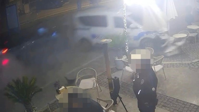 Çeşme'de otomobilin polis aracına çarptığı anlar kameraya yansıdı
Polisler kazadan kıl payı kurtuldu