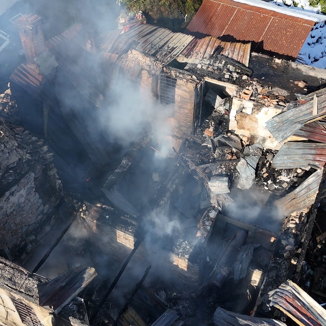 Rize'de bir evde çıkan yangın 2 eve daha sıçradıktan sonra söndürüldü