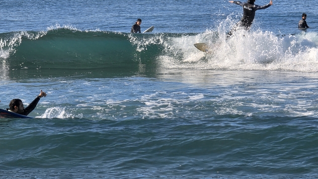 Hatay'da güneşli havanın keyfini sörf yaparak çıkardılar