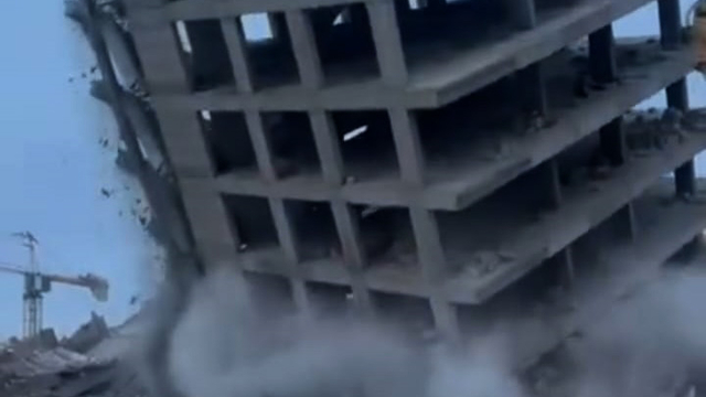 Gaziantep'te ağır hasarlı 8 katlı bina yıkıldı; o anlar kamerada