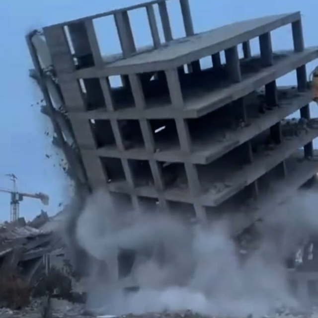 Gaziantep'te ağır hasarlı 8 katlı bina yıkıldı; o anlar kamerada